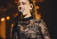 La cantante DELIA si esibisce in X-Factor 2025.