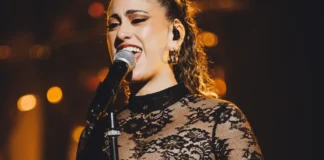 La cantante DELIA si esibisce in X-Factor 2025.