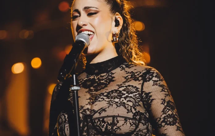 La cantante DELIA si esibisce in X-Factor 2025.