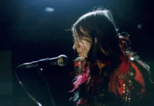 Lucio Corsi nel docufilm RaiPlay La chitarra nella roccia.