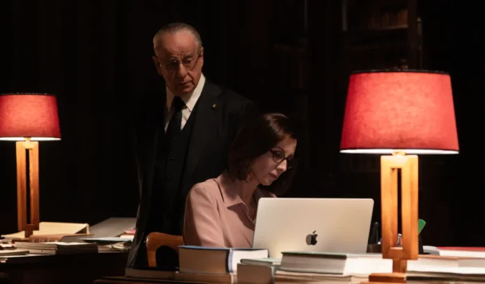 Toni Servillo e Anna Ferzetti nel film La grazia.