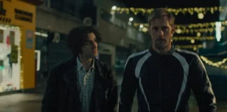 Harry Melling e Alexander Skarsgård nel film Pillion – Amore senza freni.