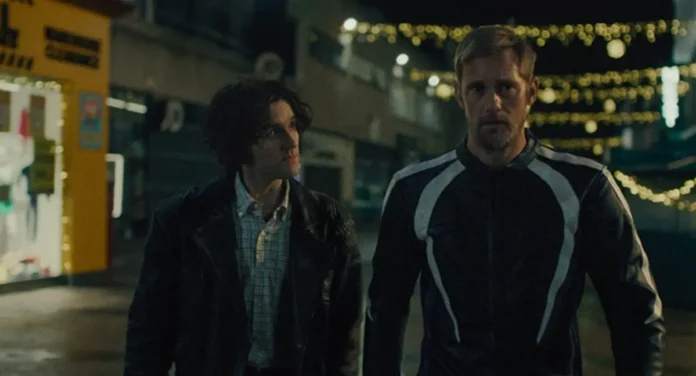 Harry Melling e Alexander Skarsgård nel film Pillion – Amore senza freni.