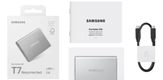 Nella foto la confezione e i cavi dell'SSD Samsung T7 Resurrected.