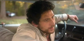 Josh O'Connor nel film The Mastermind.