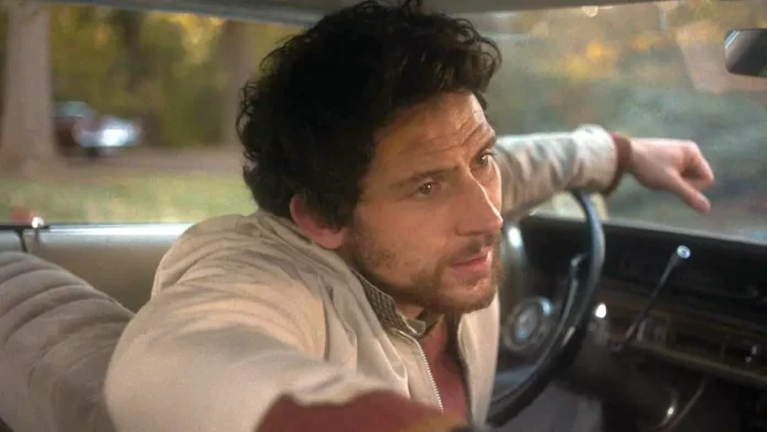 Josh O'Connor nel film The Mastermind.