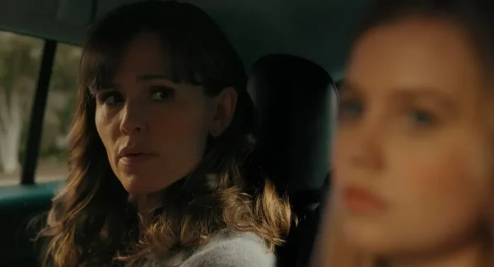 Jennifer Garner e Angourie Rice nella serie L'ultima cosa che mi ha detto.