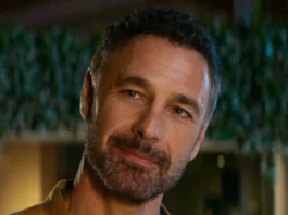 Raoul Bova nel film Amici comuni.