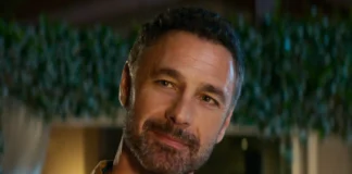 Raoul Bova nel film Amici comuni.