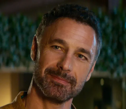 Raoul Bova nel film Amici comuni.