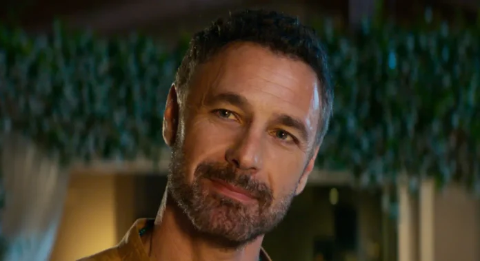 Raoul Bova nel film Amici comuni.