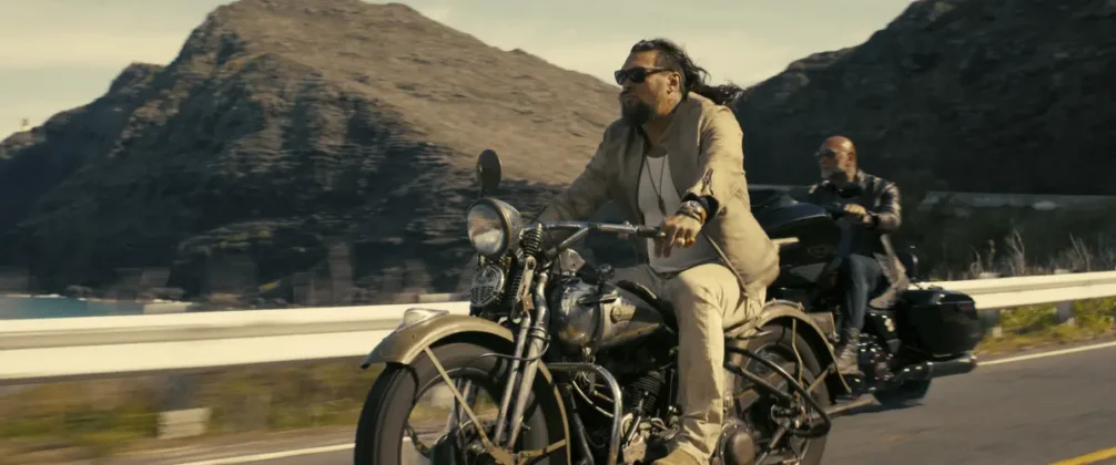 Jason Momoa e Dave Bautista nel film Fratelli demolitori.