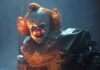 In foto il clown Pennywise nella sere It: Welcome to Derry.