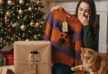 Una immagine in cui viene scartato un regalo di Natale non gradito,