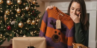 Una immagine in cui viene scartato un regalo di Natale non gradito,