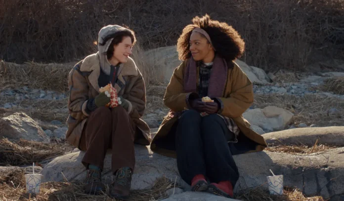Eva Victor e Naomi Ackie nel film Sorry, Baby.