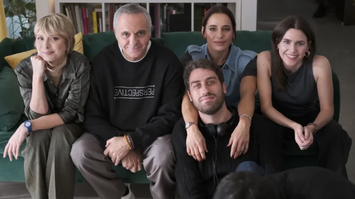 In foto i conduttori e il regista della serie Tutta Scena.