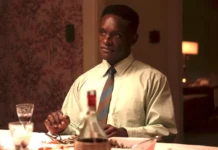 Chris Chalk nella serie TV It: Welcome to Derry.