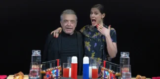 Nino Frassica e Giulia Vecchio nella trasmissione Hot Ones Italia.