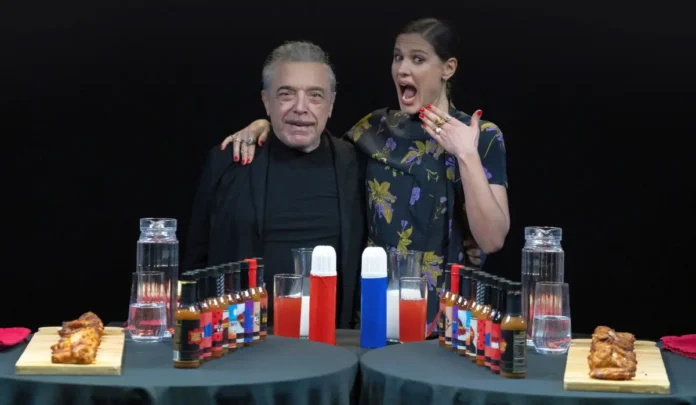 Nino Frassica e Giulia Vecchio nella trasmissione Hot Ones Italia.