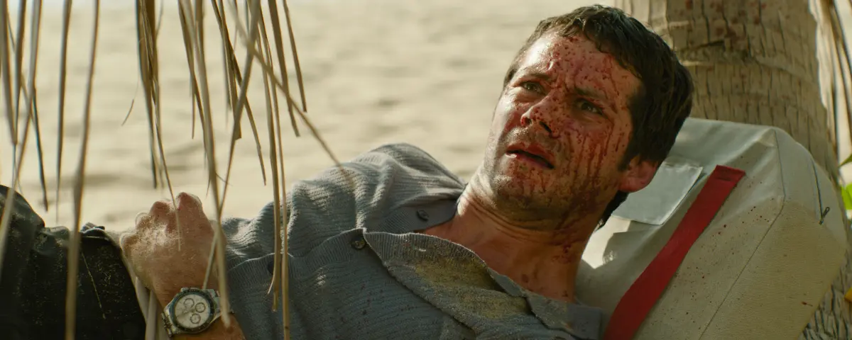 Dylan O'Brien nel film Send Help.