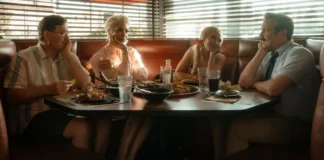 Jeremy Swift, Hannah Waddingham, Juno Temple e Jason Sudeikis in Ted Lasso 4.