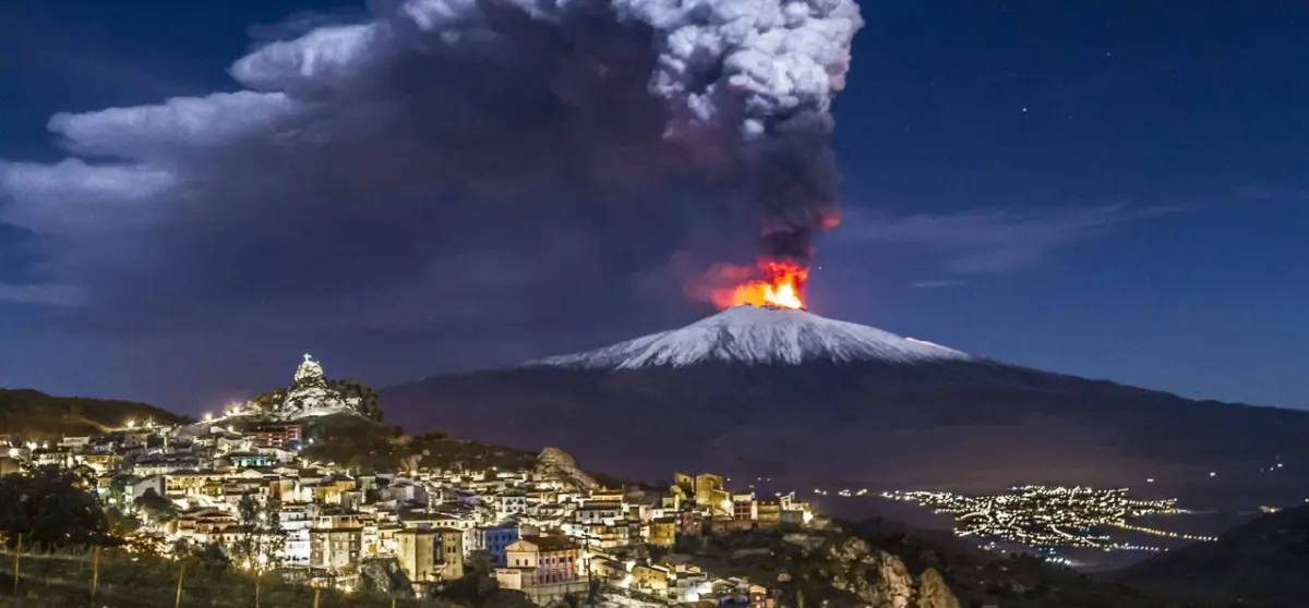 In foto il vulcano Etna.