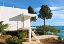In foto la famosa casa sul mare nel film E.1027 – Eileen Gray e la casa sul mare.
