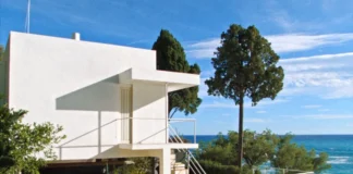In foto la famosa casa sul mare nel film E.1027 – Eileen Gray e la casa sul mare.