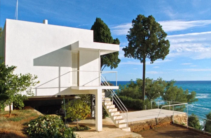In foto la famosa casa sul mare nel film E.1027 – Eileen Gray e la casa sul mare.