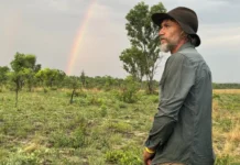 Steve Boyes nel documentario Ghost Elephants.