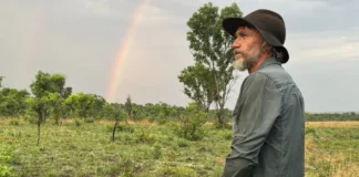 Steve Boyes nel documentario Ghost Elephants.