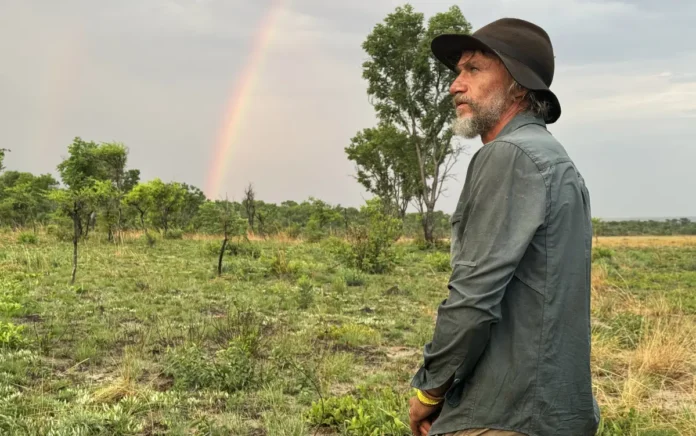 Steve Boyes nel documentario Ghost Elephants.