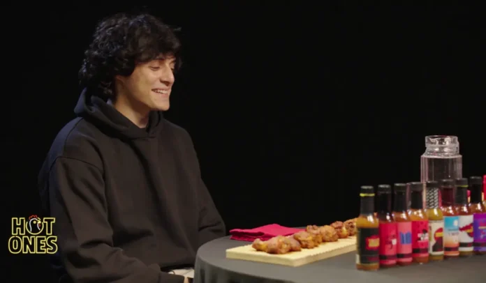 Luis Sal nel programma RaiPlay Hot Ones Italia.