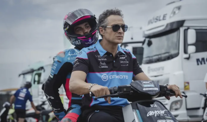 Claudio Santamaria e Óscar Casas nel film Idoli – Fino all’ultima corsa.