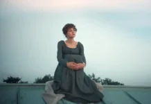 Emma Corrin nella serie Netflix Orgoglio e pregiudizio.