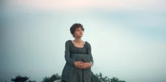 Emma Corrin nella serie Netflix Orgoglio e pregiudizio.