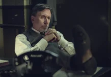 Tim Roth nel film Peaky Blinders: The Immortal Man.