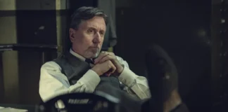 Tim Roth nel film Peaky Blinders: The Immortal Man.