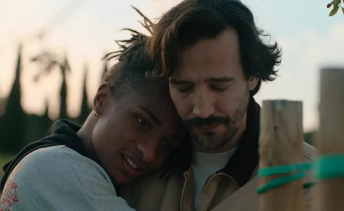 Alessandro Tedeschi e Isnaba Na Montche nel film Per un pò.