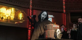 Ghostface nell'evento romano per promuovere l'uscita di Scream 7.