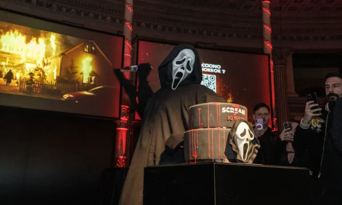 Ghostface nell'evento romano per promuovere l'uscita di Scream 7.