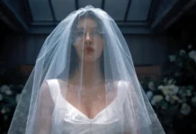 Camila Morrone nella serie Something Very Bad Is Going to Happen.