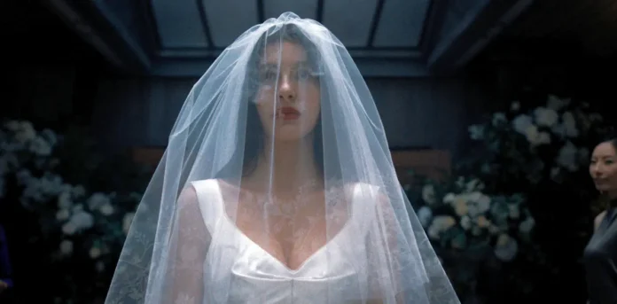 Camila Morrone nella serie Something Very Bad Is Going to Happen.