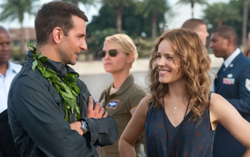 Bradley Cooper e Rachel McAdams nel film Sotto il cielo delle Hawaii.