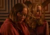 Hannah Einbinder e Gillian Anderson nel film Teenage Sex and Death at Camp Miasma.