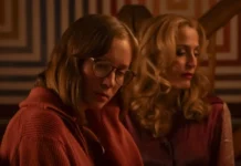 Hannah Einbinder e Gillian Anderson nel film Teenage Sex and Death at Camp Miasma.