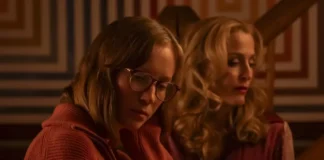 Hannah Einbinder e Gillian Anderson nel film Teenage Sex and Death at Camp Miasma.