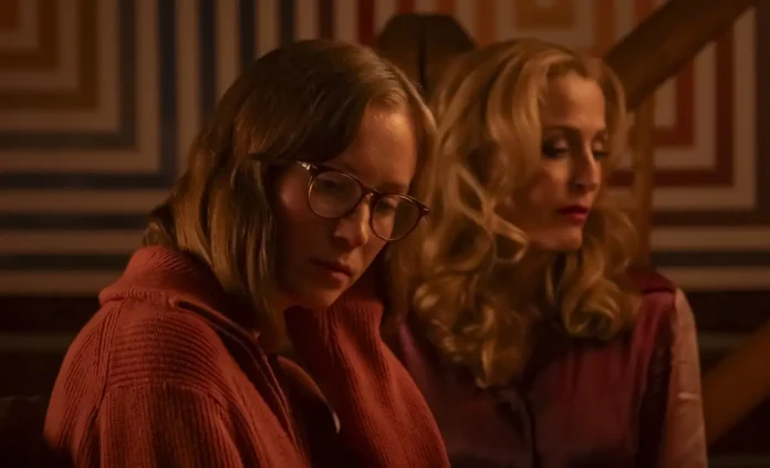 Hannah Einbinder e Gillian Anderson nel film Teenage Sex and Death at Camp Miasma.
