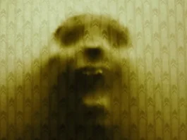 Un particolare del poster dell'horror Backrooms.